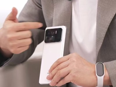?盧偉冰回應(yīng)小米17與iPhone 17相似爭議：背屏設(shè)計(jì)是延續(xù)創(chuàng)新與差異化探索?