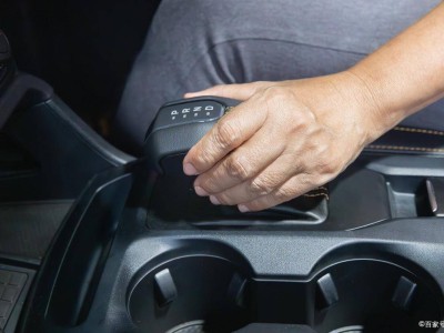 高速行車誤碰電子手剎怎么辦？實測+交警案例揭秘安全應對法