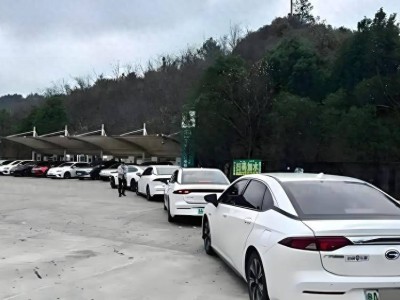 十一假期充電眾生相:理想超充成車主“專屬利器”,友商補能短板凸顯