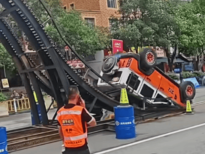 越野車爬坡翻車A柱變形引熱議，北汽集團澄清：涉事車型與己無關