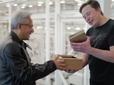 英偉達黃仁勛星艦試飛期間向馬斯克交付DGX Spark 10月發售