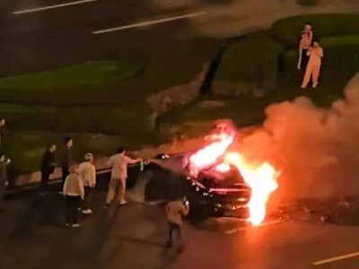 小米SU7事故引關(guān)注：隱藏式門(mén)把手成救援阻礙，安全創(chuàng)新需平衡