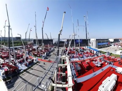 北奔重汽攜多功能森林消防車等亮相北京消防展 彰顯應急創新實力