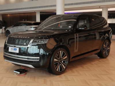 2025款路虎攬勝SV上市 售價236.8萬起 外觀延續經典配置再升級