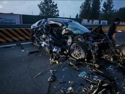 智己LS6高速撞貨車車損嚴(yán)重,車身設(shè)計(jì)助力車主僅受1毫米擦傷