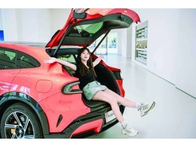 建鄴高新區“騰籠換鳥”:舊廠房蝶變創新地,產業升級釋放新活力