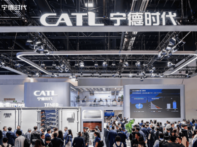 固態電池“狂飆”:續航邁向新高度,成本高企與技術挑戰并存