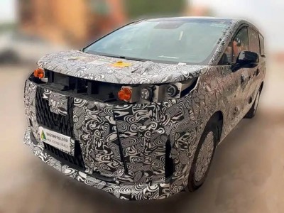 享界MPV測試諜照曝光!延續家族風格,大尺寸格柵配貫穿尾燈,或2026年登場