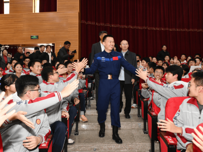 “英雄航天員”宋令東返回母校點亮學子航天夢!