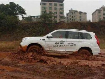 汽車陷入泥坑別慌!老司機(jī)分享實(shí)用妙招,助你輕松擺脫困境