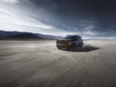 起亞Telluride測試車披"藝術(shù)偽裝"亮相,創(chuàng)意彩蛋致敬命名地