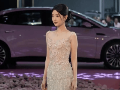 毛曉彤成都車展優雅現身，自然真誠盡顯本真之美