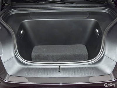 大型SUV堆料大比拼：空間、性能、靈活度，哪種路線更合你心意？