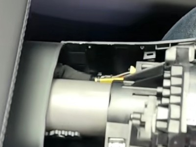 特斯拉Model YL方向盤預留“復活接口”：換擋撥桿或卷土重來？