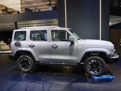 新款坦克300插混版：電池升級、電機提效，動力油耗有變值得選嗎？