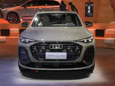 全新奧迪Q5L到店實拍,軸距加長配華為智駕,能否挑戰寶馬X3?