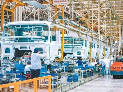 絲路新篇:哈薩克斯坦小伙與陜汽共繪跨國合作溫暖畫卷