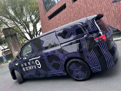鴻蒙智行首款MPV諜照曝光！定位旗艦9系 或配貫穿尾燈2026年上市