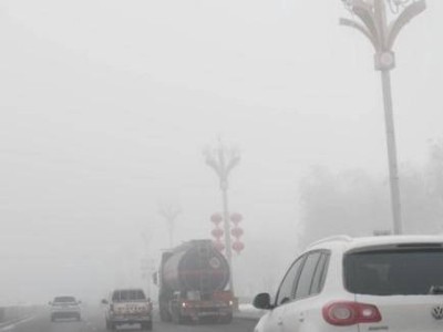 大霧天行車別慌！車窗除霧、燈光使用、輔助駕駛一文說清