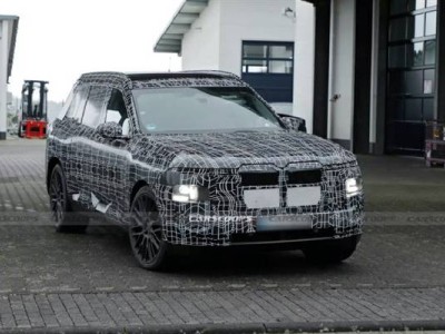 寶馬全新X7諜照來襲：分體大燈配硬朗線條 輕混V8與純電iX7齊亮相