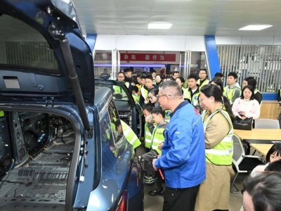 江鈴汽車富山工廠開放日:孩童探秘“智造” 播撒工業(yè)夢想種子