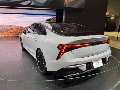 起亞K5二次改款來襲，多動力組合+新系統，能否續寫市場輝煌？