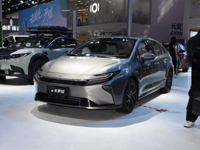 新卡羅拉雙擎9.9萬起售，外觀內飾升級，能撼動比亞迪秦PLUS地位嗎？