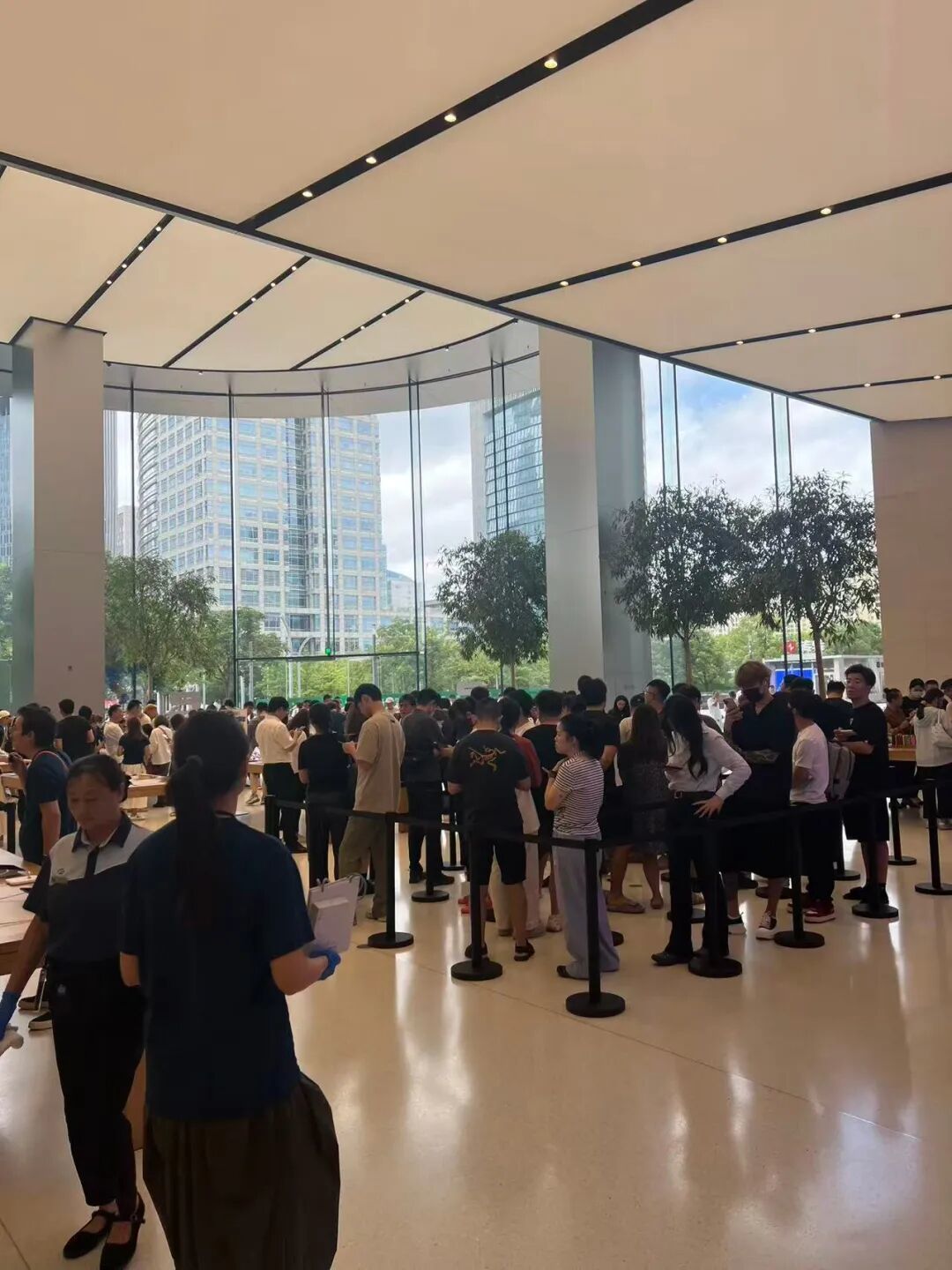 Apple Store門(mén)店排隊(duì)場(chǎng)景