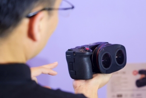 手拿著照相機
AI 生成的內(nèi)容可能不正確。