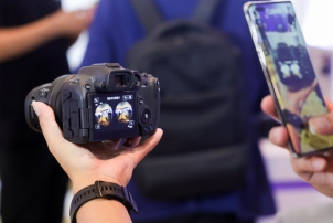 人手里拿著照相機
AI 生成的內(nèi)容可能不正確。