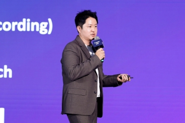 穿著西裝筆挺的男子與配字
AI 生成的內(nèi)容可能不正確。