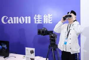 圖片包含 物體, 人, 穿著, 站
AI 生成的內(nèi)容可能不正確。