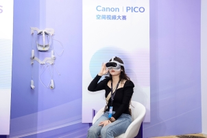 女人拿著手機對著鏡子自拍
AI 生成的內(nèi)容可能不正確。