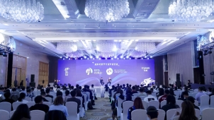 人們在看臺上的人群
AI 生成的內(nèi)容可能不正確。