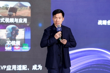 穿著西裝筆挺的男子與配字
AI 生成的內(nèi)容可能不正確。