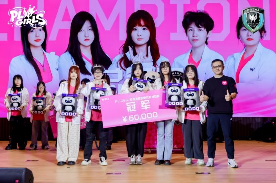 一群人站在壁報板前
AI 生成的內容可能不正確。