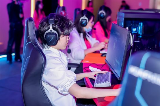 圖片包含 室內, 人, 小孩, 小
AI 生成的內容可能不正確。