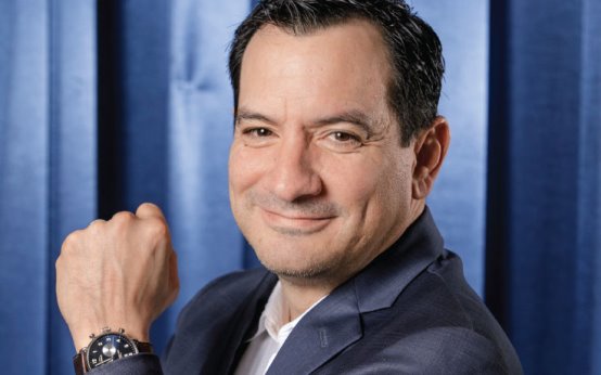 穿著藍色衣服的男人
AI 生成的內容可能不正確。