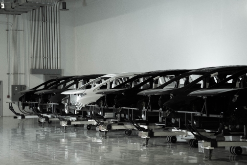 停機坪上一架飛機的黑白照片

AI 生成的內(nèi)容可能不正確。